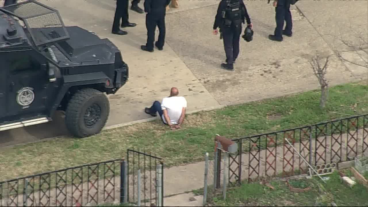 Suspect injured during confrontation with Dallas police SWAT officers: police