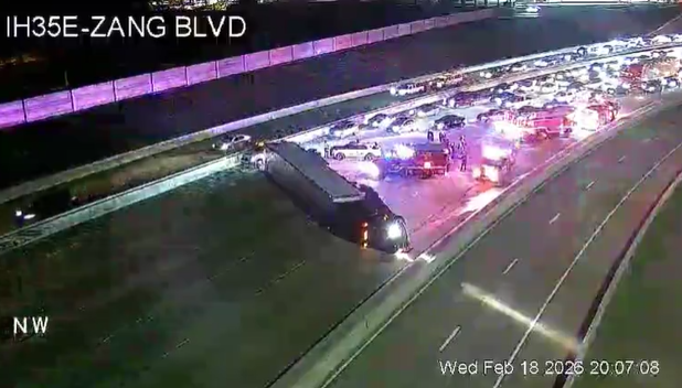 I-35 south of Dallas Zoo blocked by overturned 18-wheeler