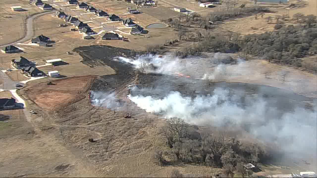 Grass fire burns near homes in Parker County