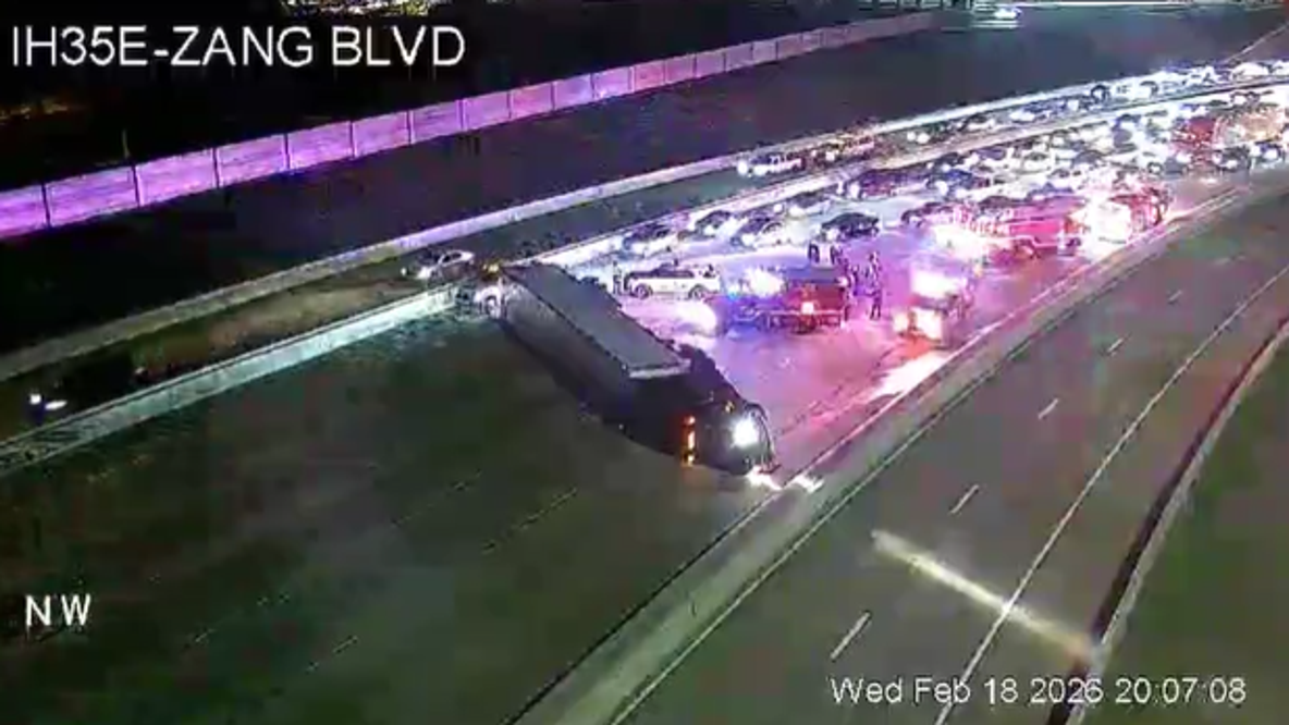 I-35 south of Dallas Zoo blocked by overturned 18-wheeler