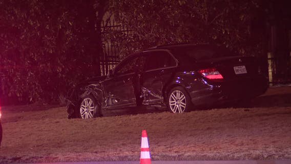 2 pedestrians killed, 2 drivers injured after crash sends car onto Dallas sidewalk