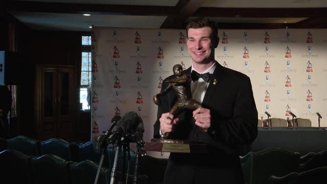 Indiana QB Fernando Mendoza wins 2026 Davey O’Brien Award in Fort Worth