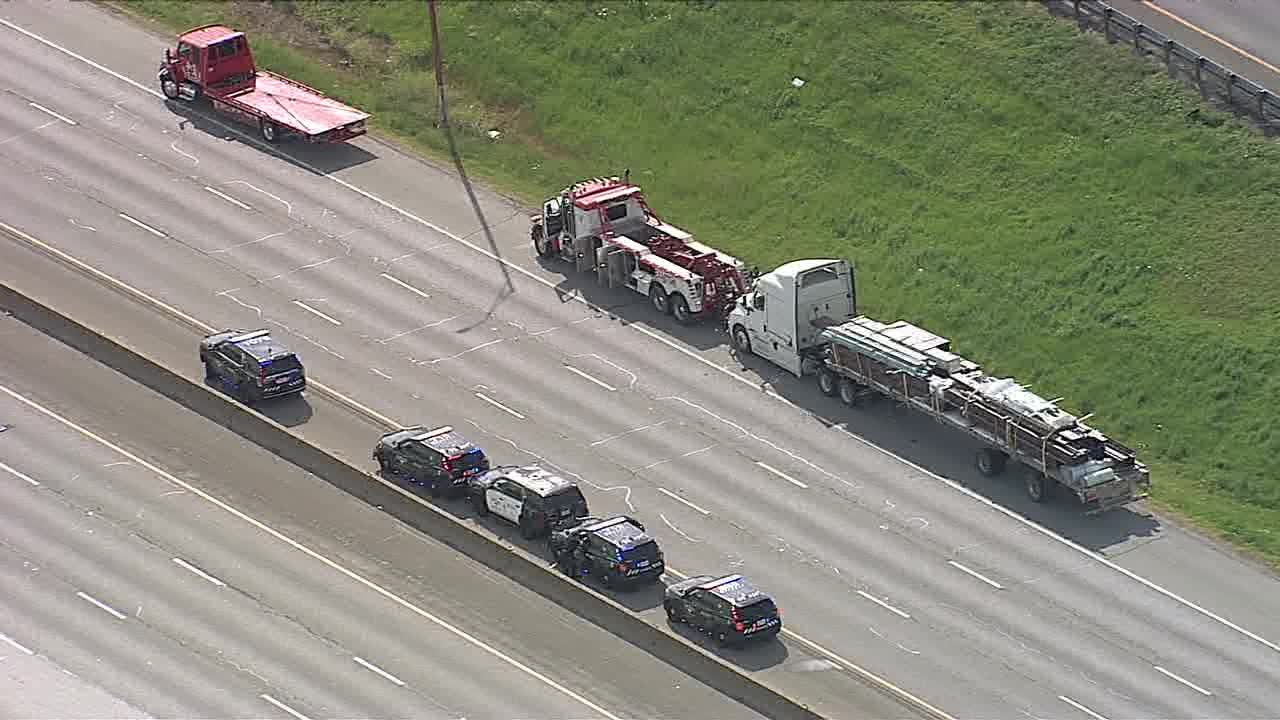 Fort Worth crash involving 18-wheeler shuts down eastbound I-30