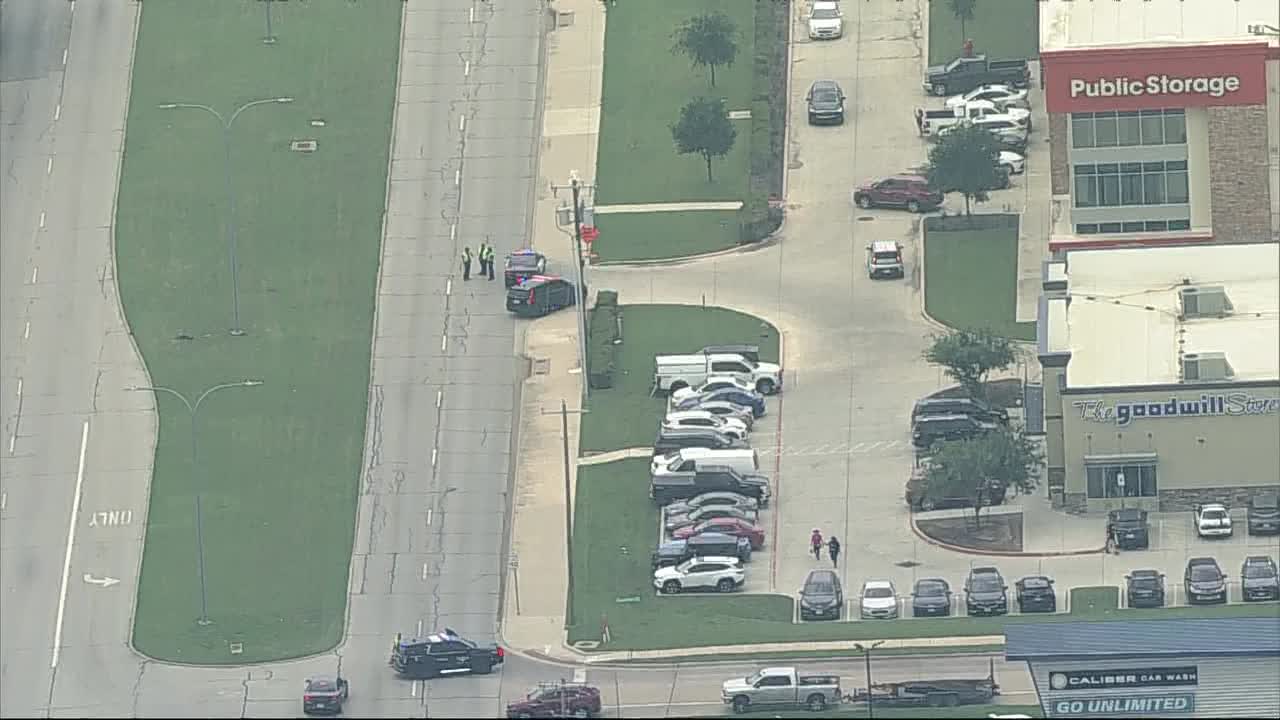 Fort Worth police, SWAT on scene of barricaded person