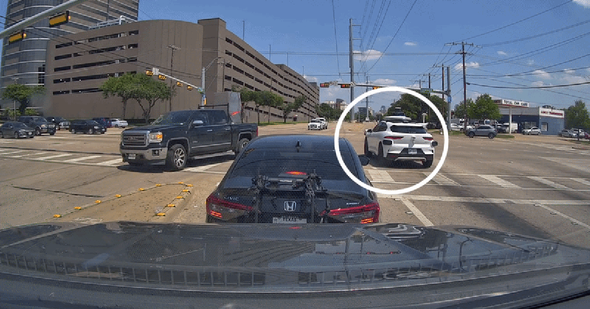 VIDEO: Waymo robotaxi runs red light at busy Dallas intersection