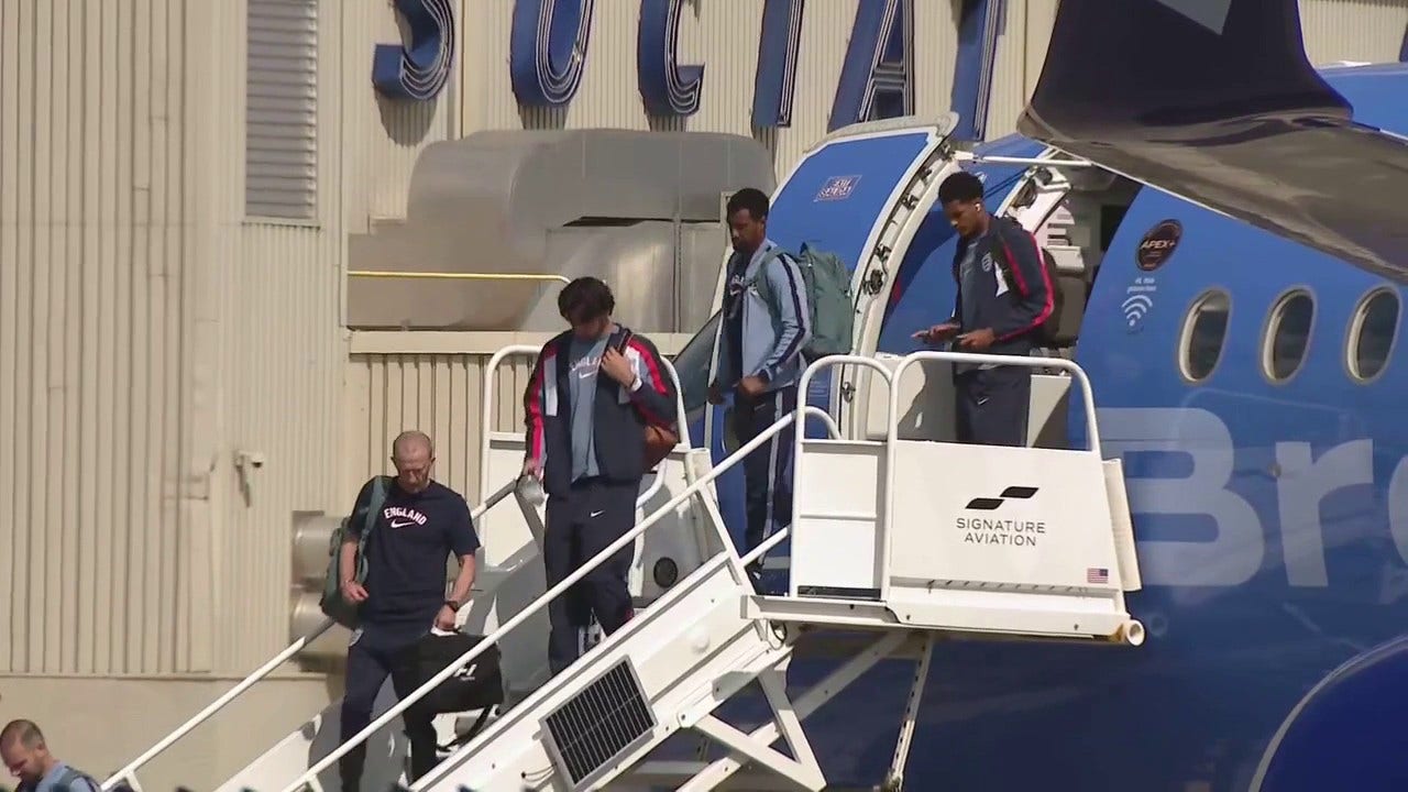 England arrives in Dallas for World Cup match; fans gather at pubs to celebrate