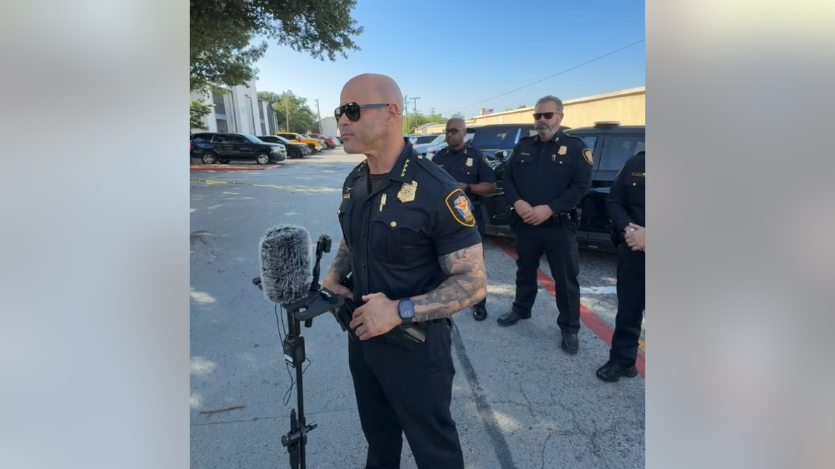 Fort Worth police shoot knife-wielding man outside apartment early Sunday