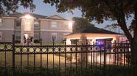 Southeast Dallas apartment shooting injures 4