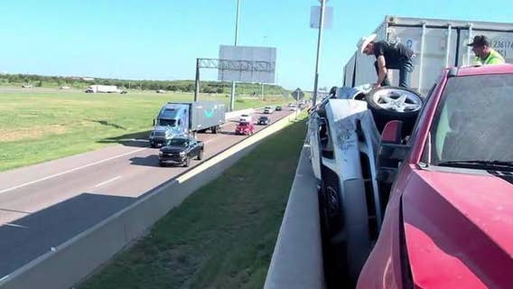 Off-duty first responders rescue trapped driver after major Fort Worth crash