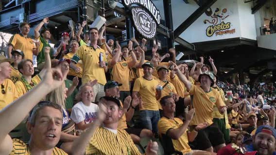 Australian soccer fan catches Texas Rangers foul ball