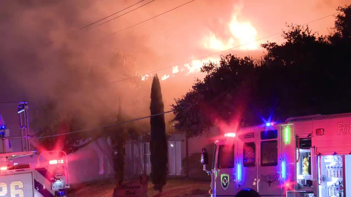 Large apartment fire burns homes in Fort Worth