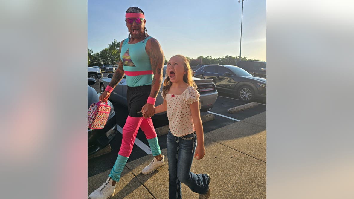 North Texas dad dresses like 80s fitness instructor to drop his kids off on their first day