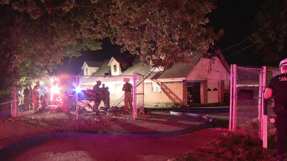 2 Fort Worth firefighters hurt while fighting overnight house fire