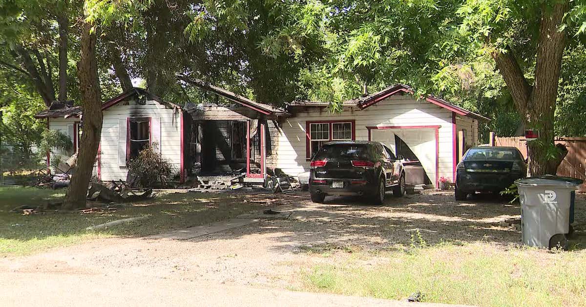 Two Dallas firefighters hospitalized with burns from house fire