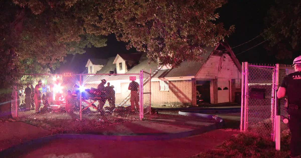 2 Fort Worth firefighters hurt while fighting overnight house fire