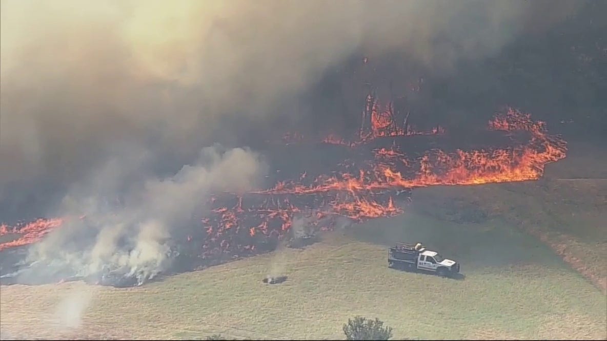 Parker County grass fire threatens structures