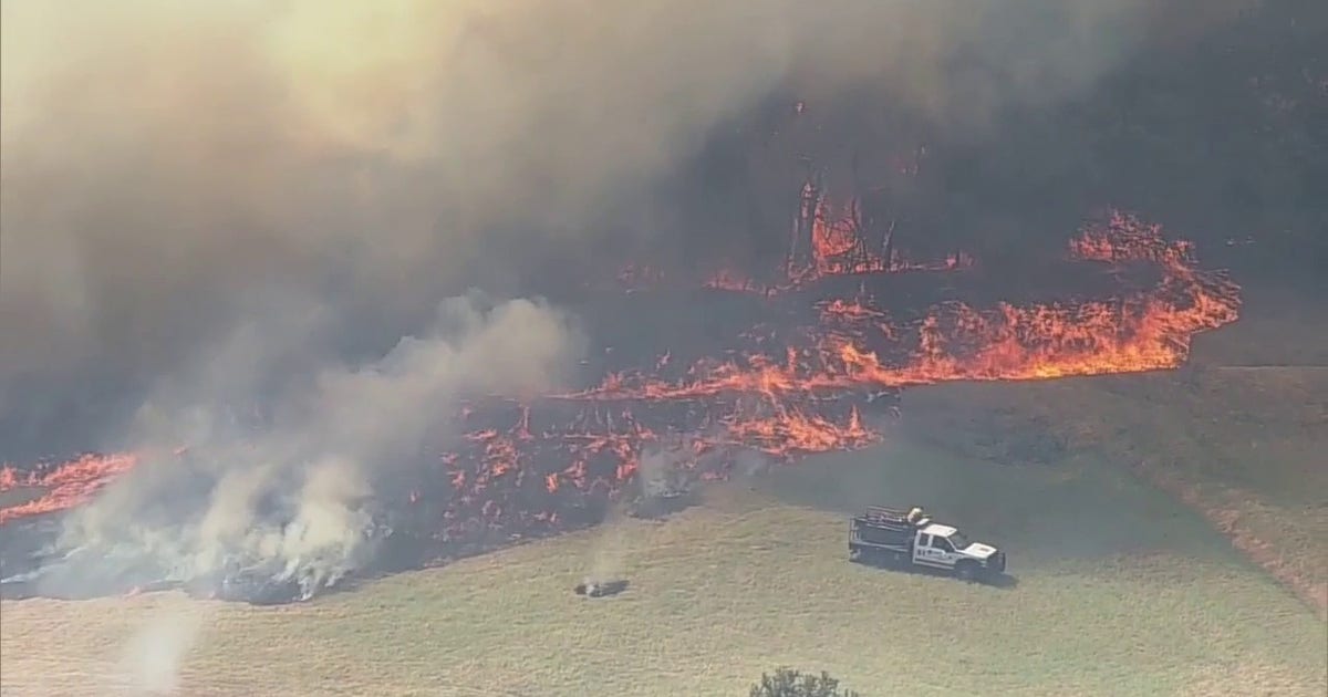 Parker County grass fire threatens structures
