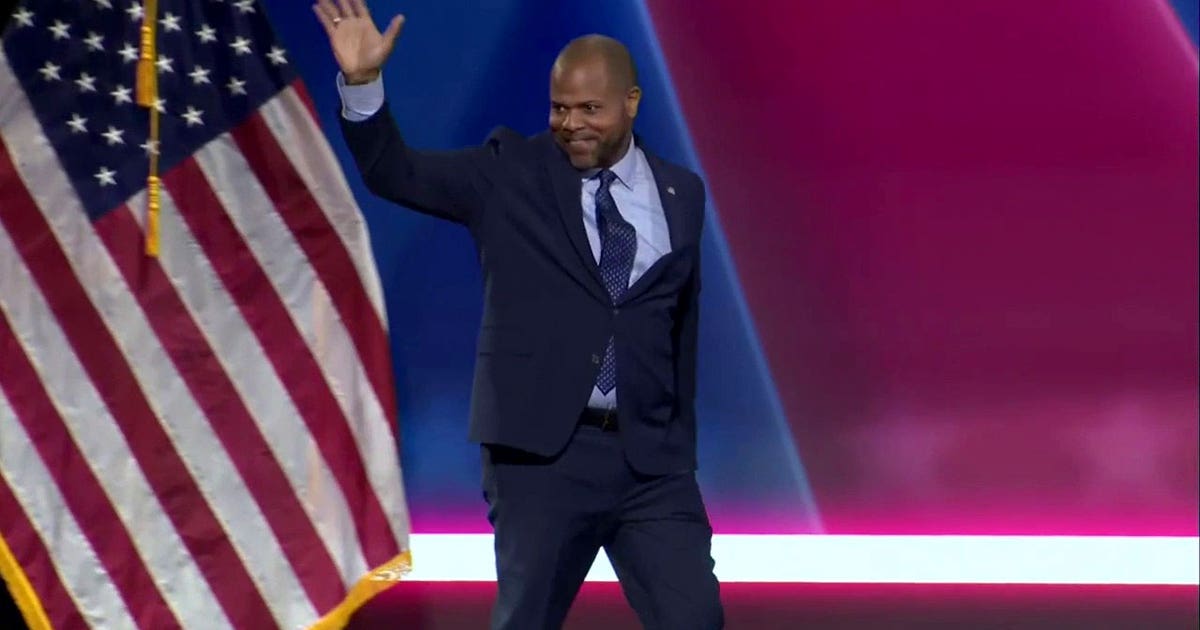 Dallas mayor brags about party switch during Republican midterm convention speech