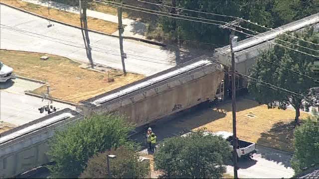 Train derailment closes Dalrock Road in Rowlett