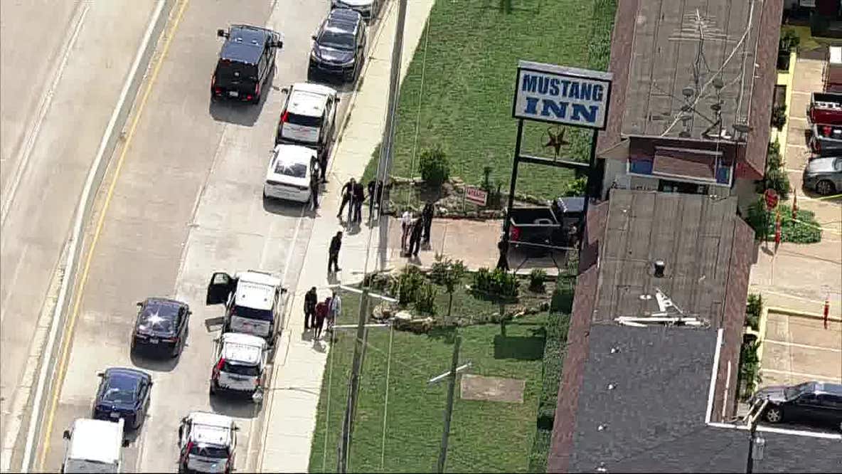 Dallas police shoot armed suspect at motel along I-35