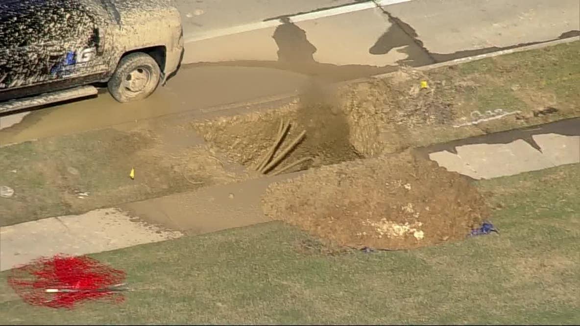 Fort Worth gas leak triggers evacuations after crew hits line near I-35W