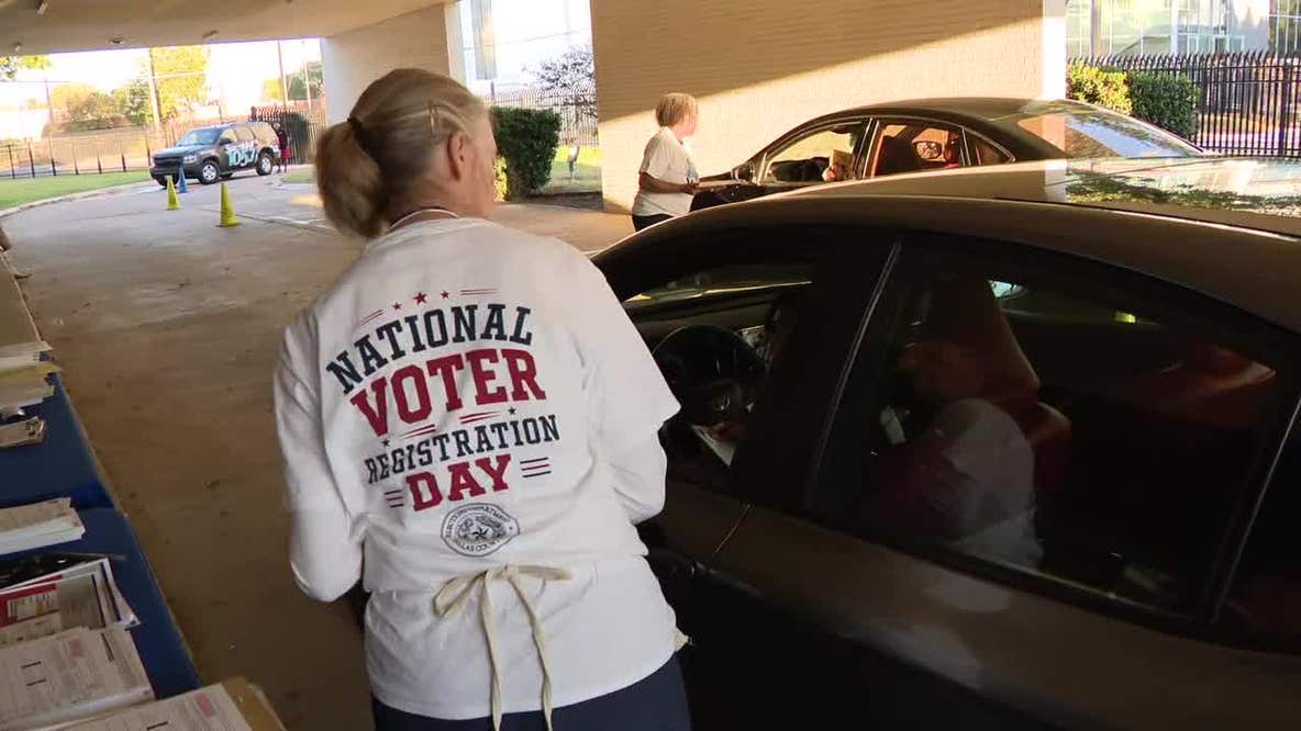 Dallas County hosts drive-thru voter registration event ahead of deadline