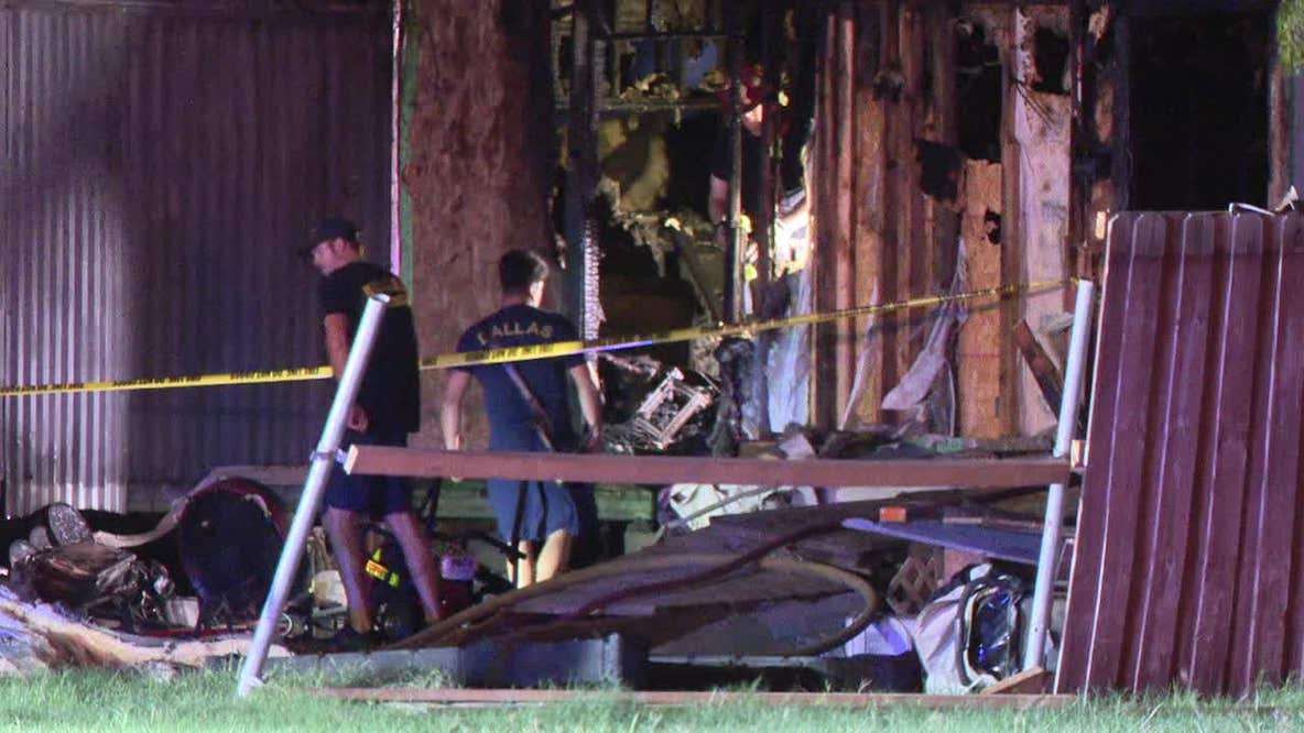1 dead after midnight mobile home fire in far Southwest Dallas