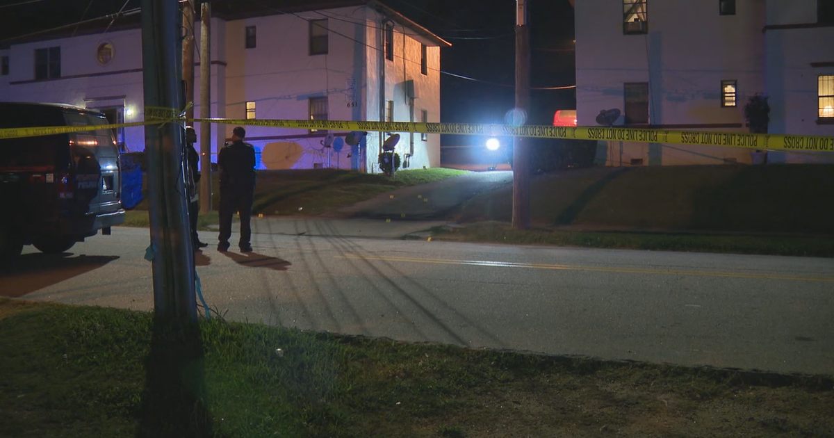 Police: Man killed outside SW Atlanta apartment complex | FOX 5 Atlanta