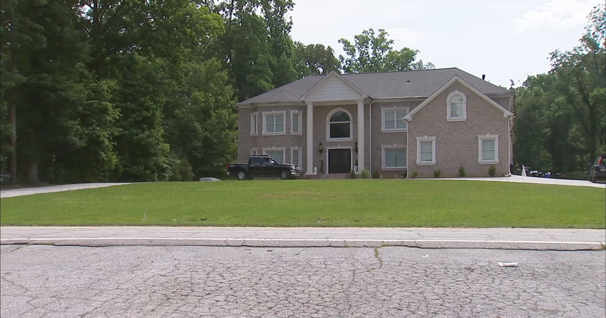 Man fatally shot outside South Fulton home | FOX 5 Atlanta