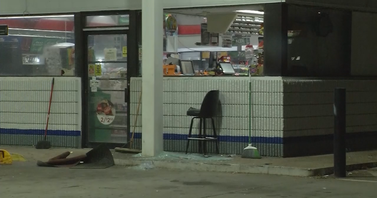 Gas station clerk shot during robbery | FOX 5 Atlanta