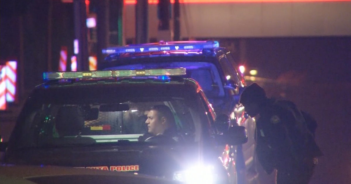Man trying to escape gunfire crashes vehicle into pole | FOX 5 Atlanta