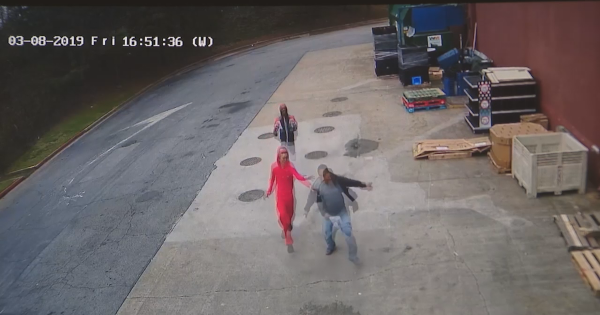 Police searching for armed robbery suspects caught on video | FOX 5 Atlanta