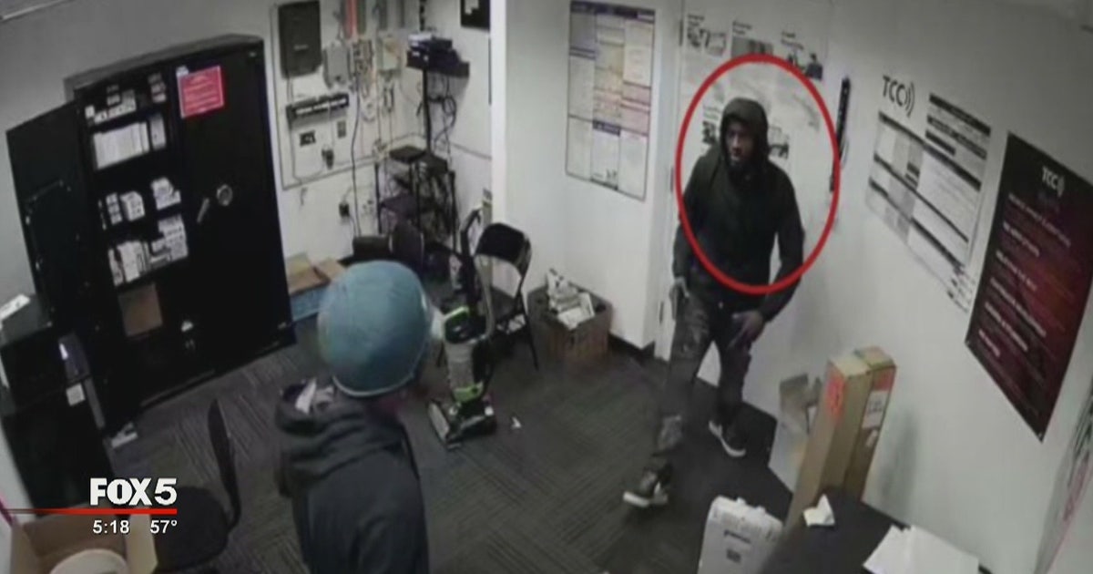 Police searching for armed robber | FOX 5 Atlanta
