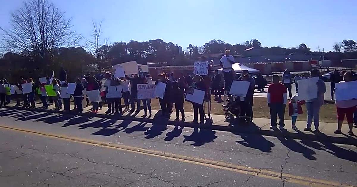 Rally against ICE deportation raids grows in SW Atlanta | FOX 5 Atlanta