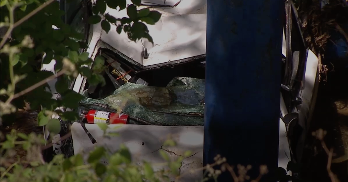 Police officer rescued by good Samaritans after car wreck | FOX 5 Atlanta