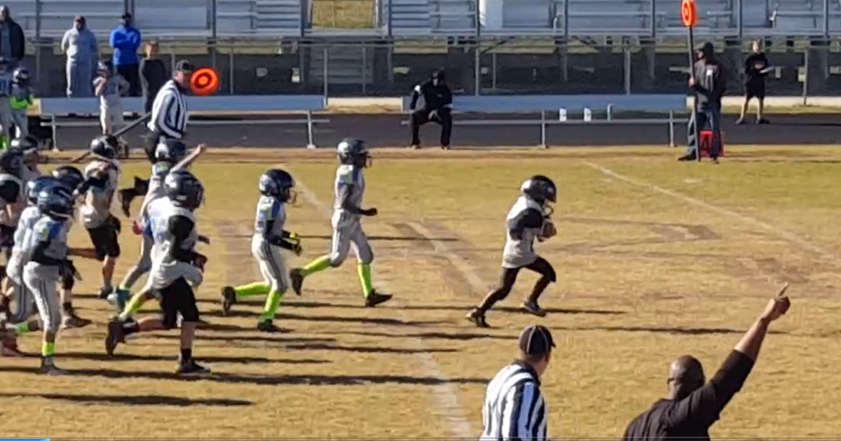 Youth football team helps special needs student score touchdown | FOX 5 ...