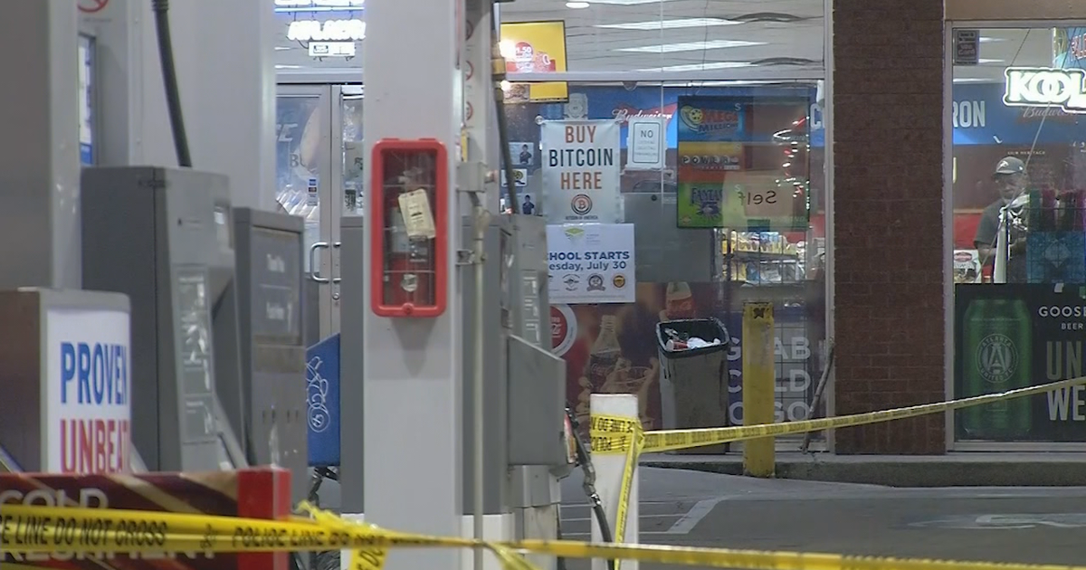Man shot at gas station, police looking for gunmen | FOX 5 Atlanta