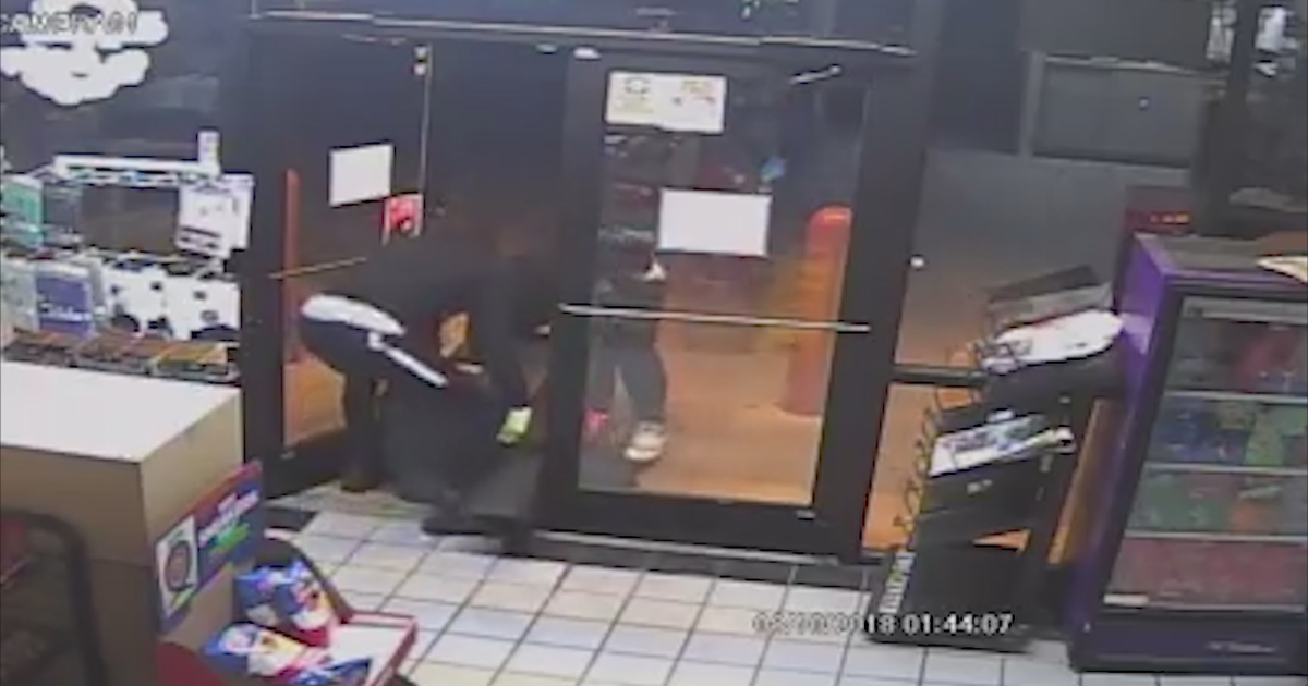Burglars struggle with grocery store safe | FOX 5 Atlanta