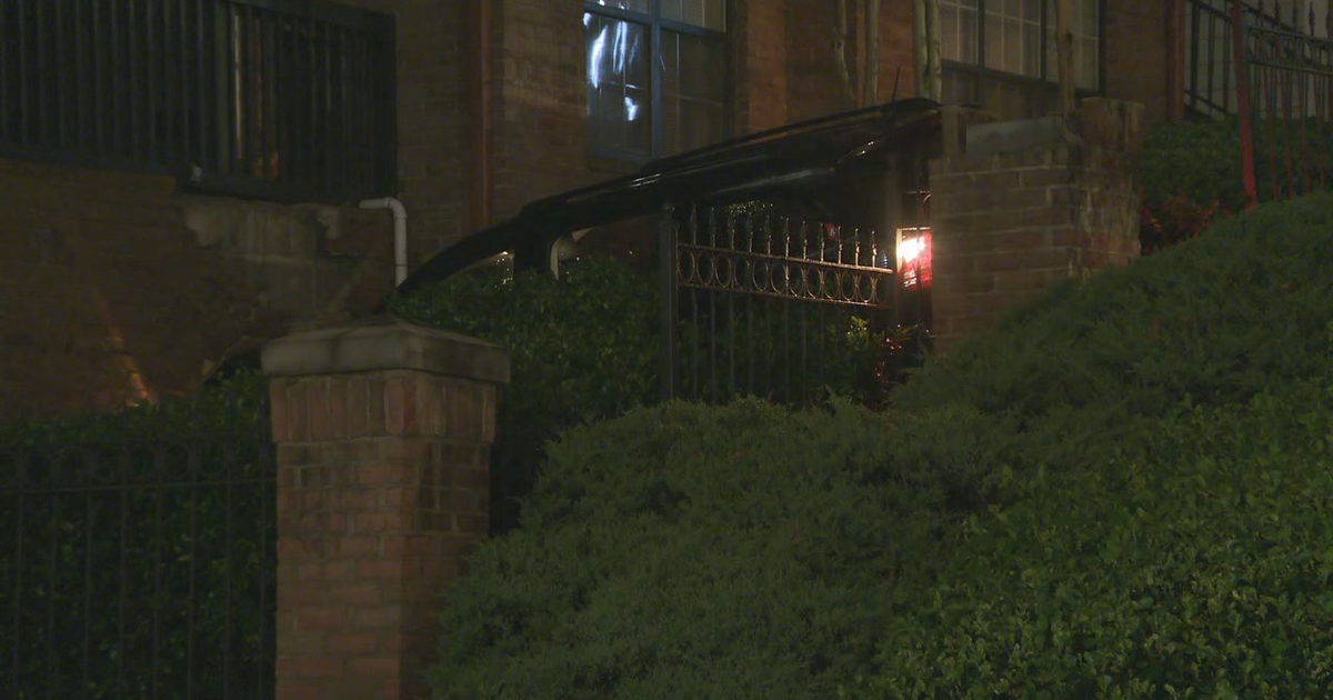 Car runs into Buckhead apartment building | FOX 5 Atlanta