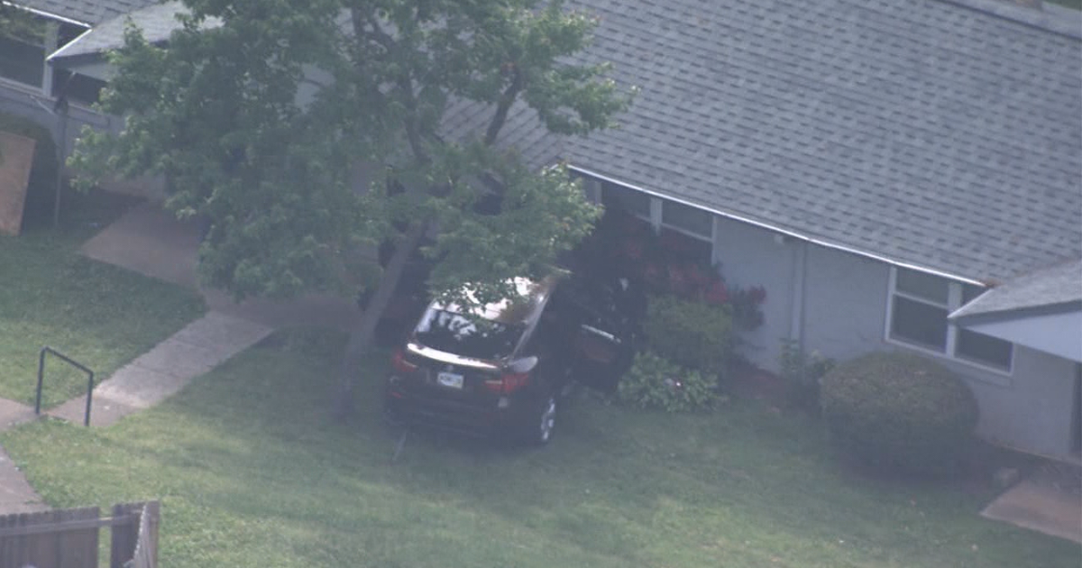 Car crashes into building after chase | FOX 5 Atlanta
