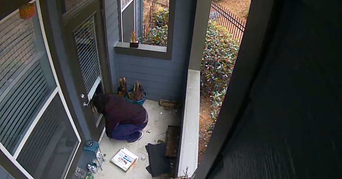 Burglar caught on camera breaking into Dunwoody apartment | FOX 5 Atlanta