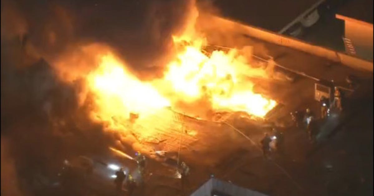 Firefighters battling fast-moving strip mall fire in Van Nuys | FOX 5 ...