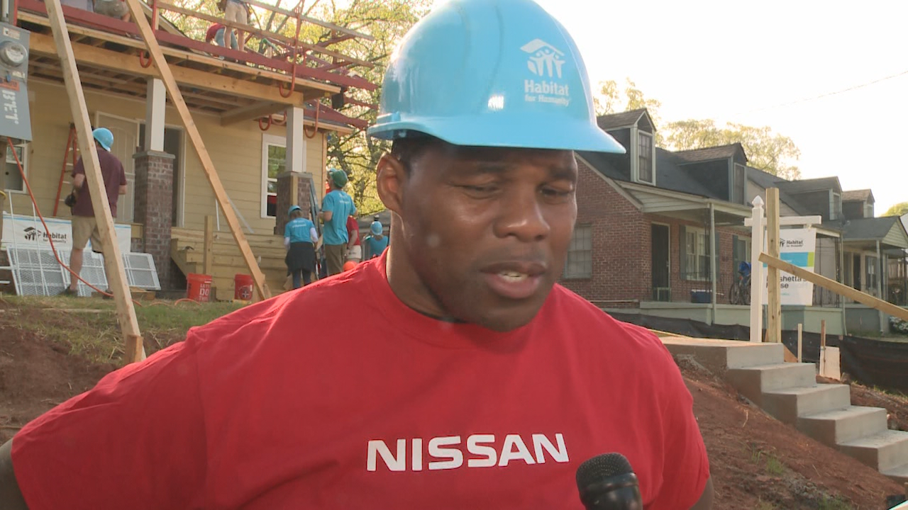 Herschel Walker pitches in to help Habitat for Humanity | FOX 5 Atlanta