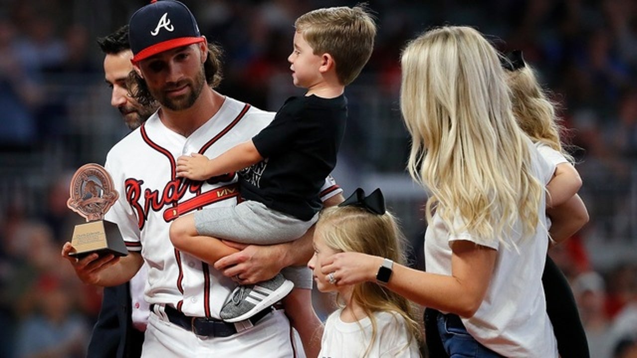 Charlie Culberson cheered at SunTrust Park receiving Braves nominee for the  Roberto Clemente Award