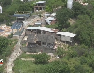Ecuadorian_collects_earthquake_donations_2_20160421035316