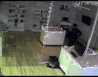 CAUGHT_ON_TAPE__Thieves_trip_their_way_i_0_20161229203524
