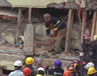 Mexico_earthquake_rescuers_race_to_free__0_20170921001839-407068