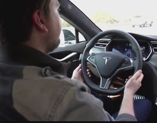 Tesla_s_autopilot_lets_cars_drive__chang_0_20151020031026-404023-404023
