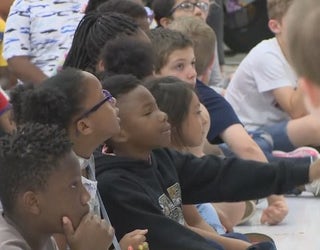 V HENRY SCHOOLS 6000 BOOKS 5P_00.00.49.20_1558044864528.png.jpg