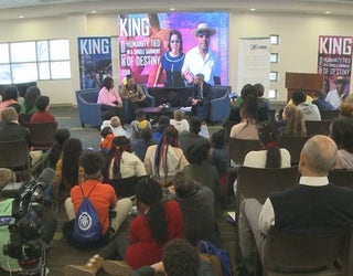 V STUDENTS WITH THE KING 5P_WAGA361d_146.mxf_00.00.35.16_1547608221195.png.jpg